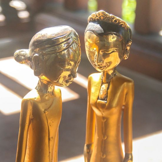 Statuette déco en laiton représentant un couple inséparable turquoise  (H28cm)